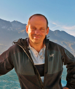 High PerformancePortrait von Thomas Tom Oberbichler, Bestsellerautor, Schreibcoach, Verleger, Entspannungs- und Gehirntrainer auf dem Genfer See